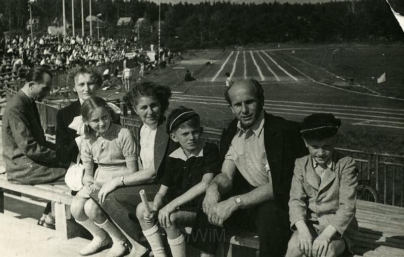 KKE 2330.jpg - Fot. Na stadionie. Od prawej: pierwszy Wiktor Szostek, Witold Kołakowski – tata Janusza Kołakowskiego, Janusz Kołakowski, Maria Kołakowska (z domu Bujko) – mama Janusza Kołakowskiego, Hanna Gotowicka z rodzicami, Olsztyn - stadion Warmii, 1958 r.